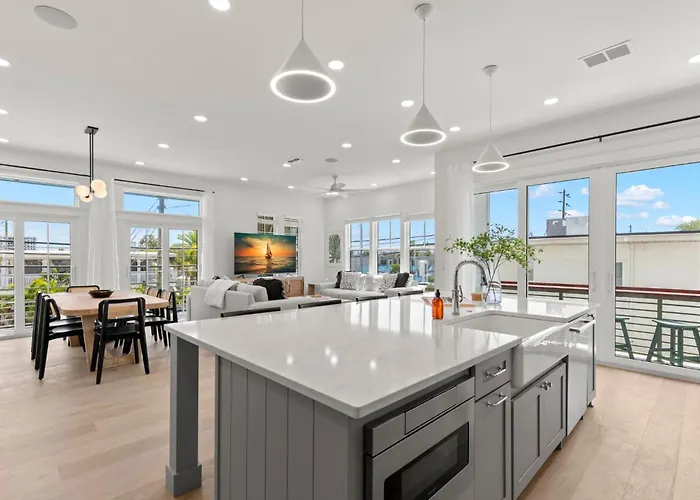 Oynx House & Jade House At The Gemma - 2 Amazing Homes Steps To Clearwater Holiday home Clearwater Beach